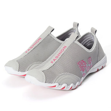 Aérez des flaneurs de course à pied décontractés enfilent des baskets de chaussures de tennis