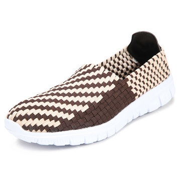 Nouveaux hommes de tricot main occasionnels s'étendent de chaussures de sport plat